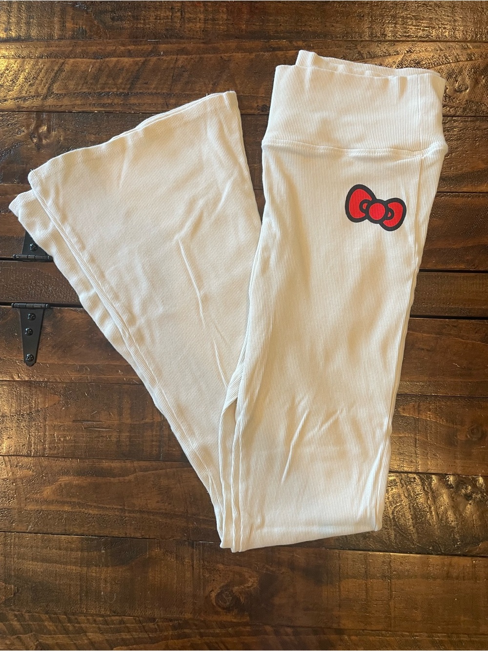 Sanrio Hello Kitty Off-White Ribbed Flare Leggings (Size Large)